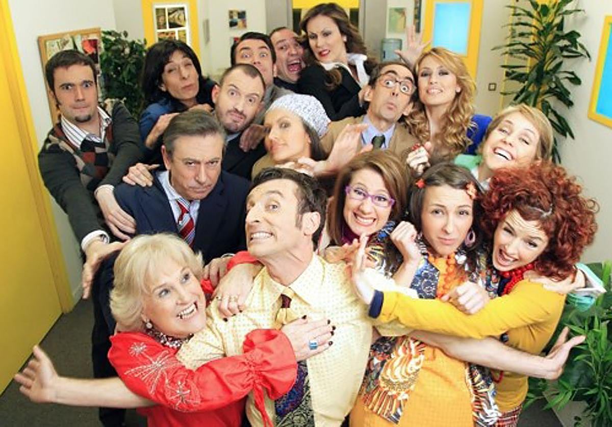 Mercedes López de Luzuriaga junto a los protagonistas de Camara Café