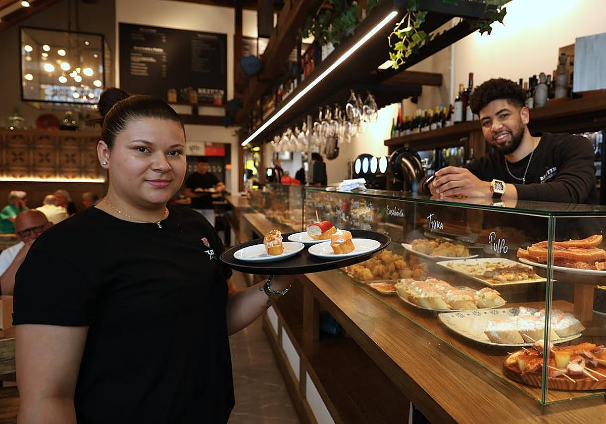 La nicaragüense Keylin Ruiz, que ha regularizado sus papeles, trabajando en el bar Baztán de Garbera.