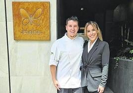 Aaron y Jaione, capitanes del Kabo, a la entrada del reconocido restaurante.