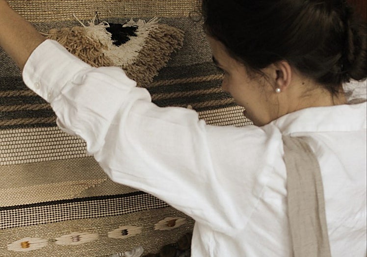 Ana con uno de sus múltiples telares