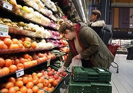 Una clienta compra tomates en un supermercado de Donostia.