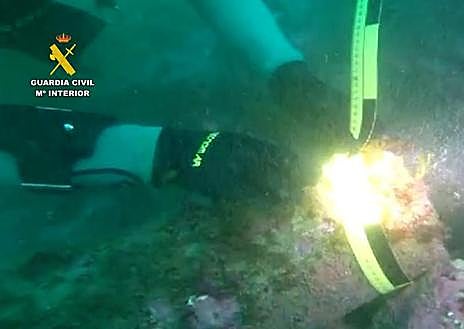 Imagen secundaria 1 - Momentos de la intervención de la Guardia Civil