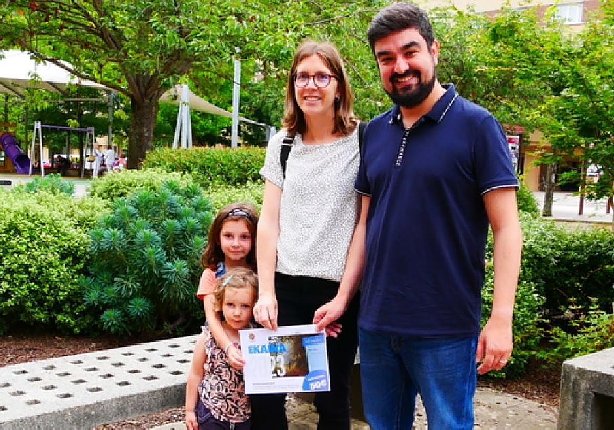 Entrega del vale a Elena del Canto de manos del alcalde Eric Gálvez.