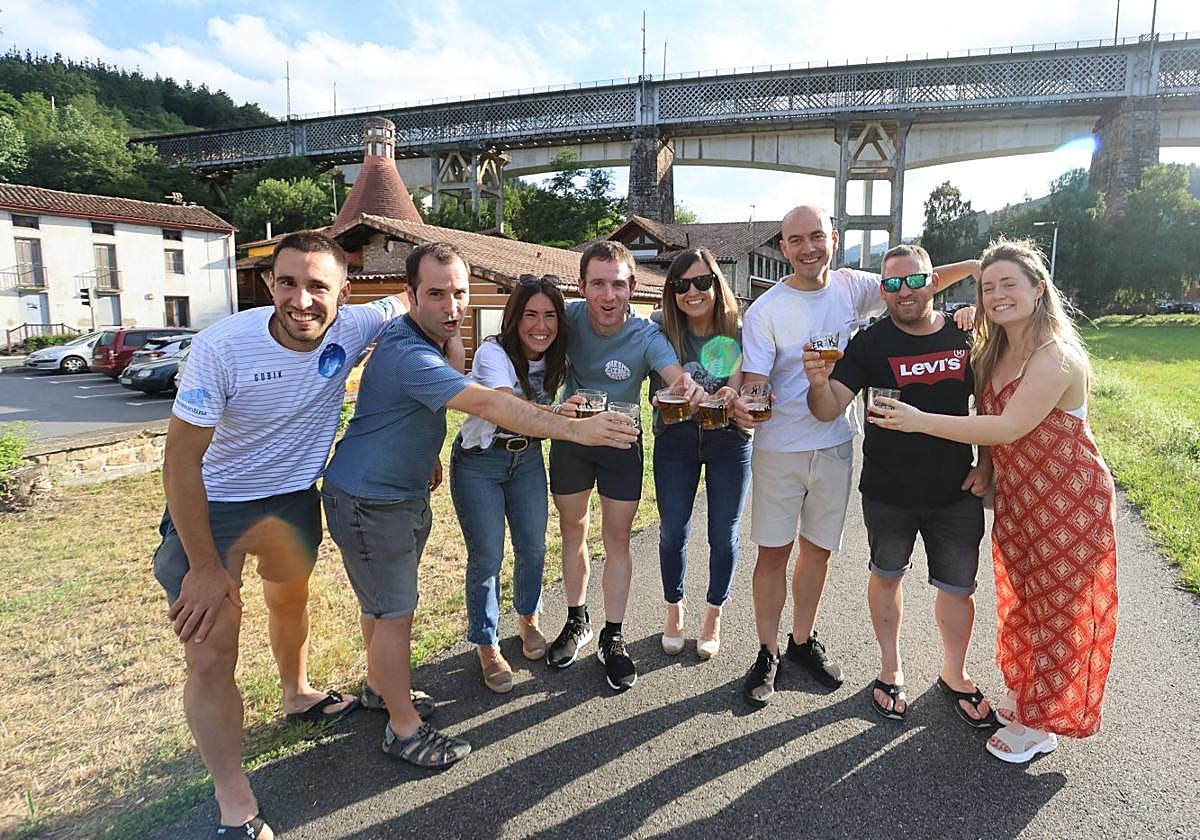 La cuadrilla de Ion brinda por la victoriade su amigo en elhogar del jubilado de Ormaiztegi.
