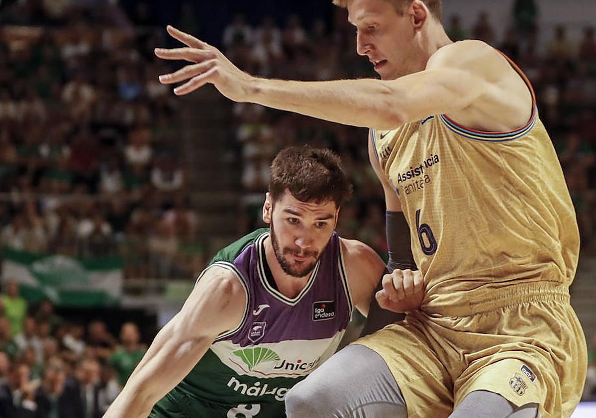 Dario Brizuela, en una acción con el Unicaja frente al Barcelona