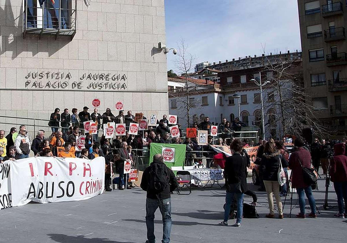 Foto de archivo de una concentración de afectados por el IRPH en Donostia.