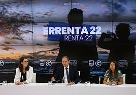 Jokin Perona, junto a Irune Yarza y Yolanda Domiguez, presentó ayer el balance de la Renta 2022.
