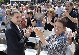 Mertxe Aizpurua, junto a Arnaldo Otegi, en un acto de EH Bildu en Donostia.