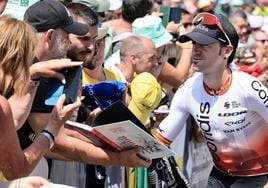 Ion Izagirre, firmando autógrafos a los fans.