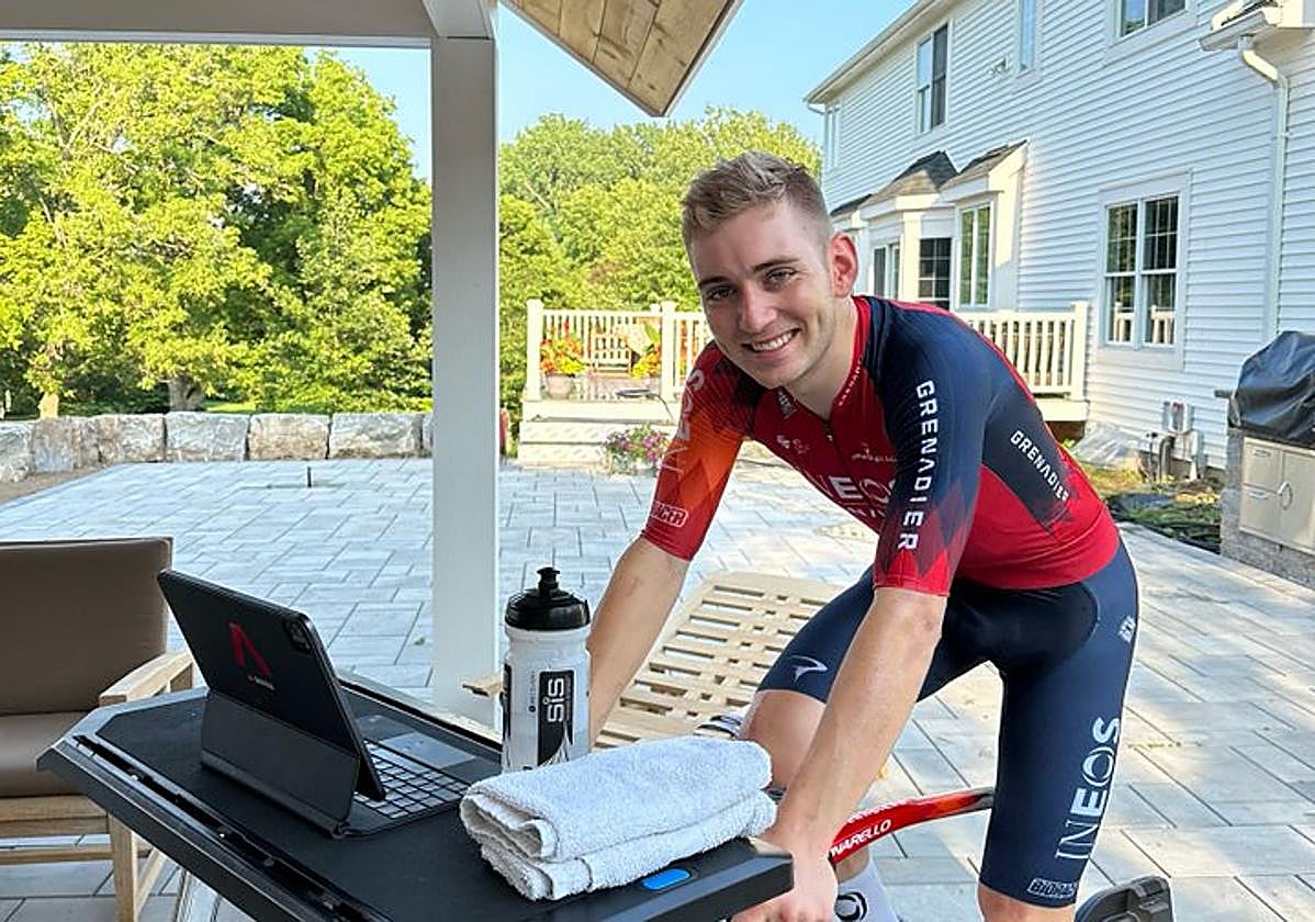 Magnus Sheffield hace rodillo en casa en una imagen publicada este miércoles en sus redes.