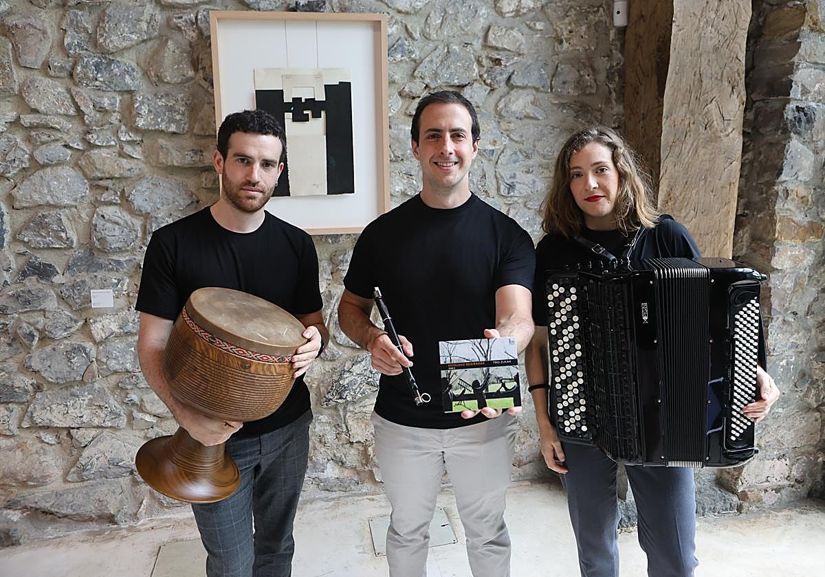 Gorka Catediano, Jon Ansorena y María Zubimendi posan con su nuevo trabajo.