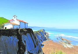 Vista de la ermita de San Telmo sobre los acantilados.