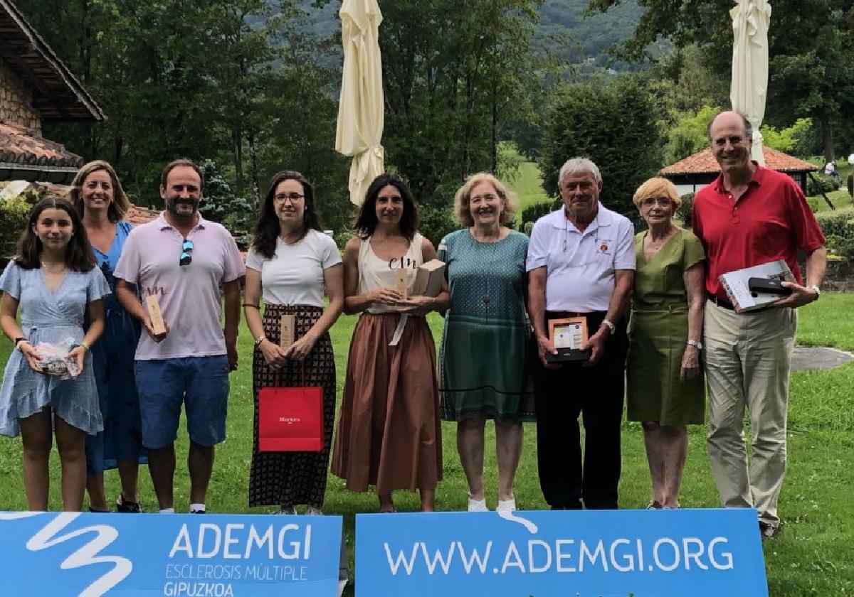 Ganadores de torneo de golf con directivos del club de Jaizkibel y representantes de Ademgi.