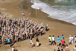 Gaztetapen igerilariak proba ekiteko prest joan den urtean.