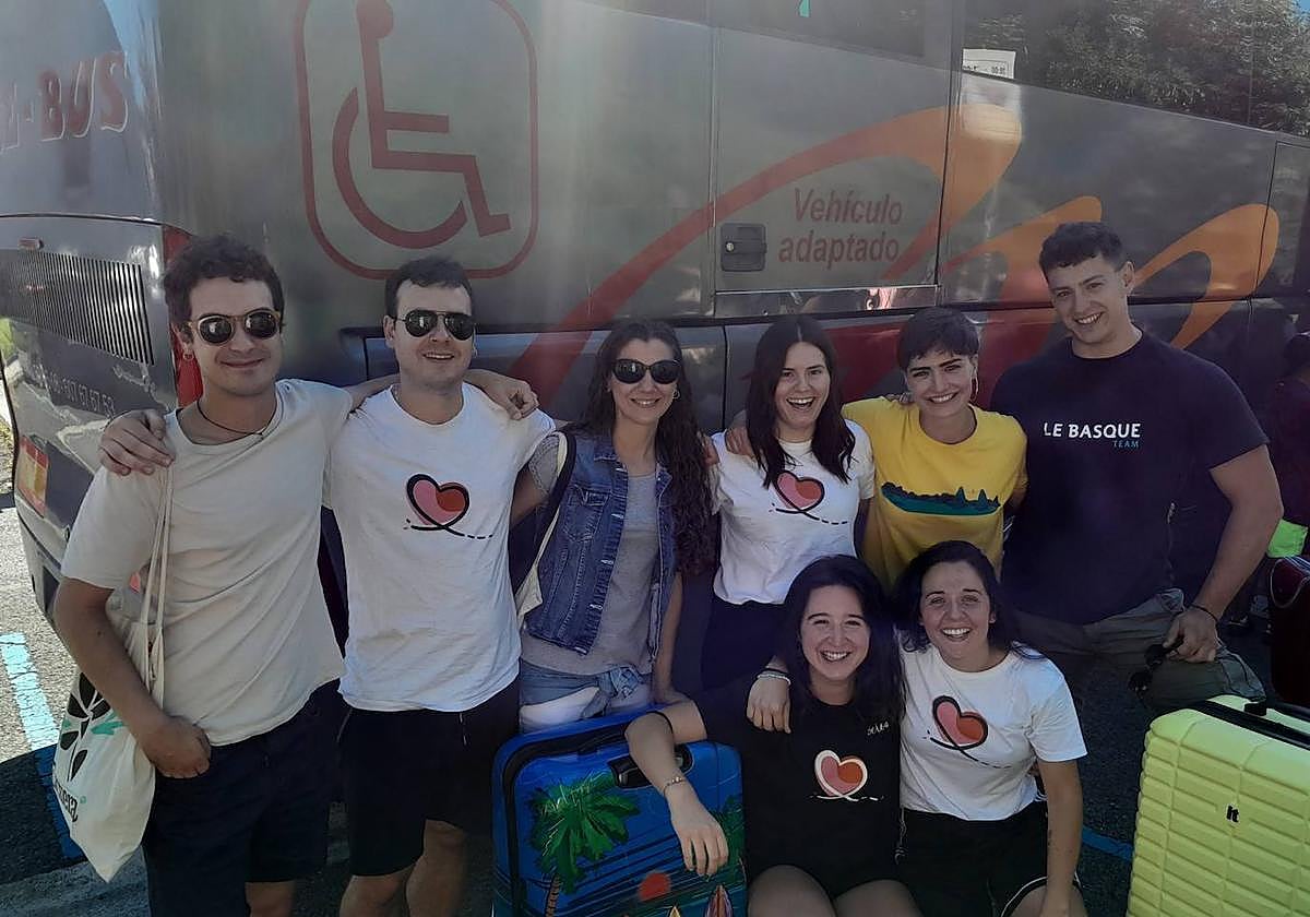 Udalekuetan parte hartuko duten profesionalak, bidaiari hasiera emateko prest.