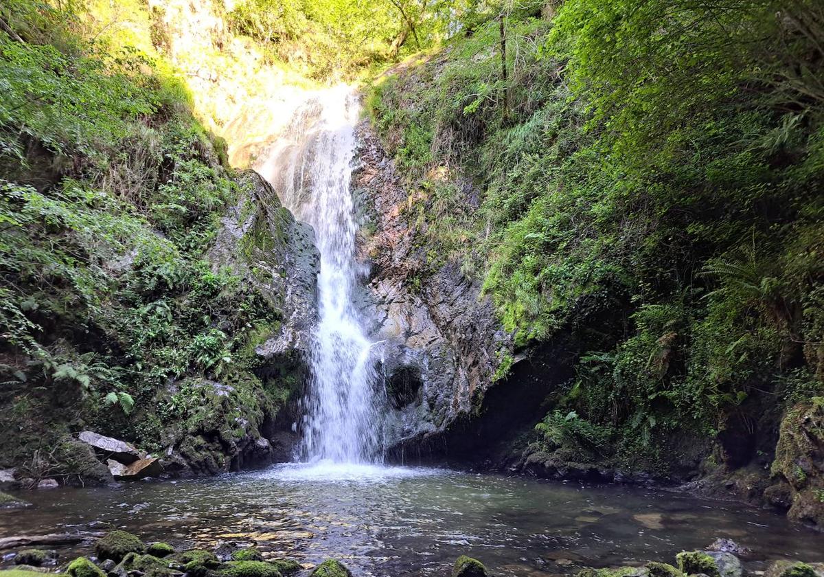 Espectacular la casca y la poza de Erroiarri que cuenta con abundante agua estos dias.