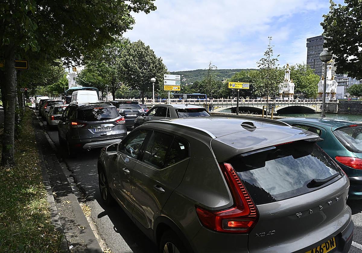 Colapso de tráfico en el centro de San Sebastián.