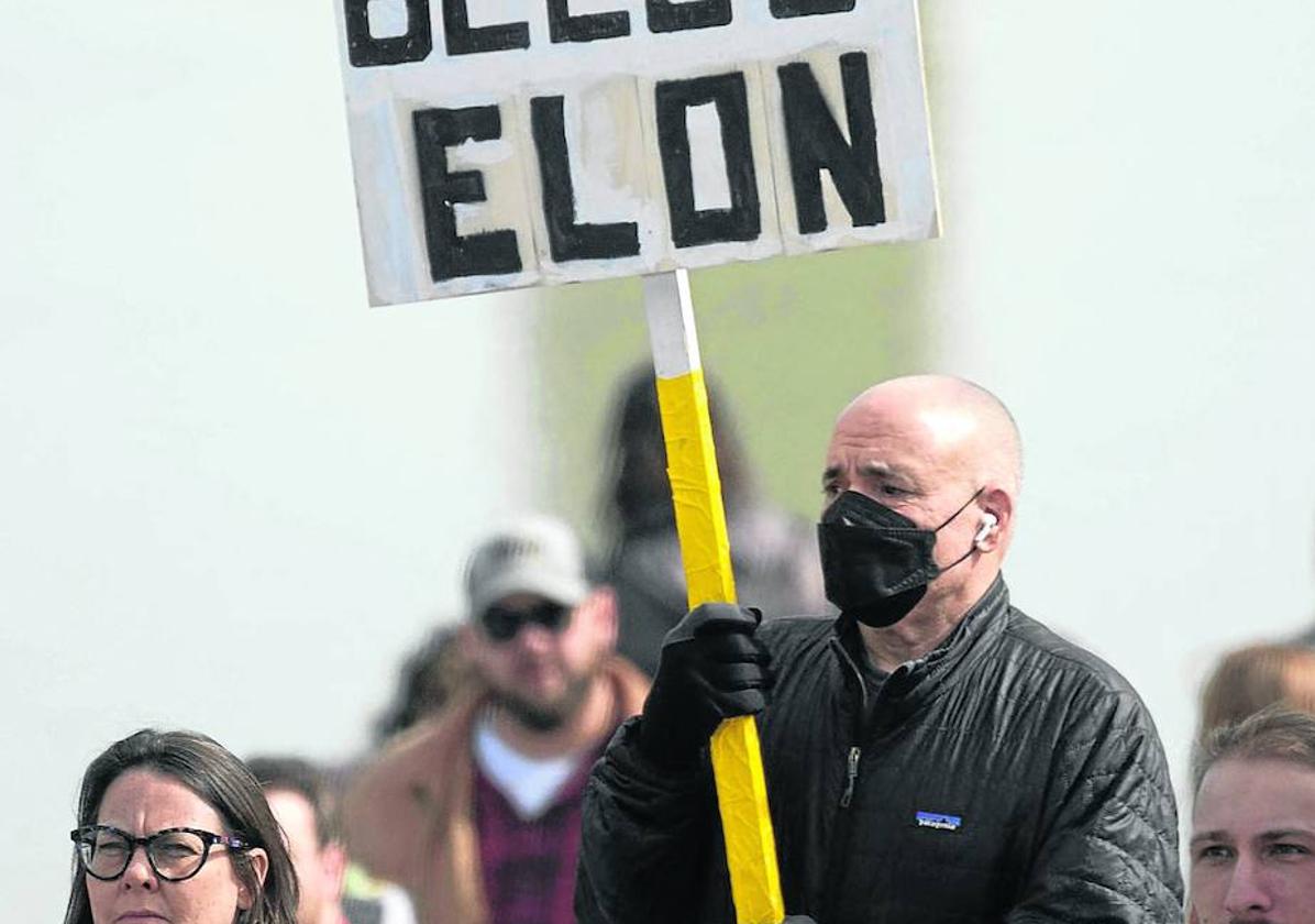 Un manifestante con un cartel de apoyo a Elon Musk en Washington.