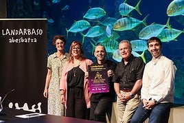 Landarbaso Abesbatzako kideak foru aldundiko orderzkariekin.