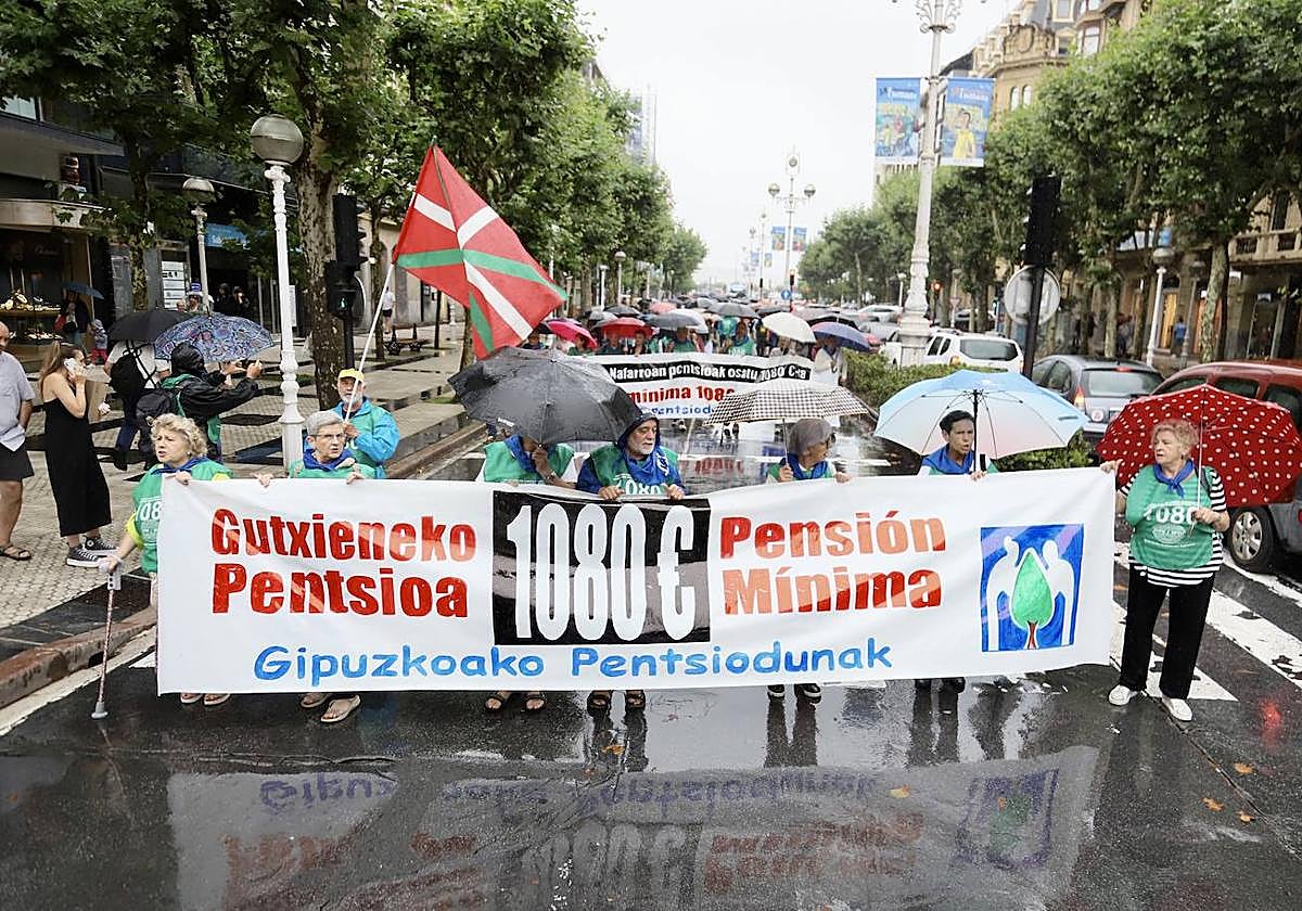 Cabeza de la manifestación de este sábado por las calles de Donostia.