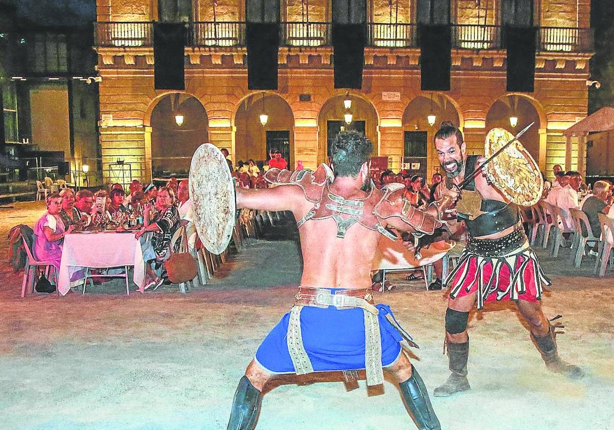 Los gladiadores pelearon entre las mesas de los comensales.