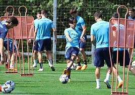 Kubo golpea el balón en Zubieta durante un entrenamiento de la pasada temporada.