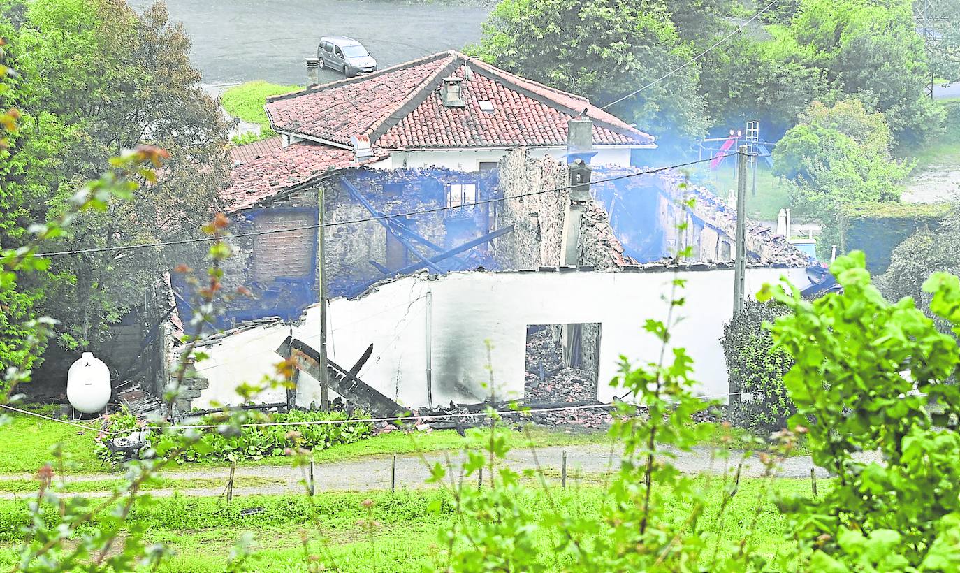 El fuego devastó las dos plantas y el ático del caserío Sara, que quedó reducido a escombros.