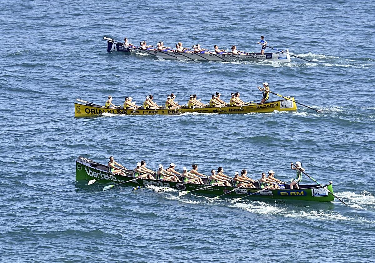 Donostia Arraun Lagunak y Orio disputando junto a Hondarribia la regata en Orio.