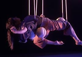 Maitane Sarralde se ampara en la cuerda en su primer trabajo en solitario, indagando en la danza y los nudos internos suspendida en el aire.