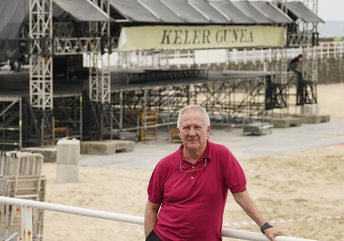 Miguel Martín posa ante el gran escenario de La Zurriola, que los técnicos levantaban este lunes para su apertura el viernes.