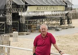 Miguel Martín posa ante el gran escenario de La Zurriola, que los técnicos levantaban este lunes para su apertura el viernes.