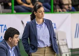Iria Uxía dirigiendo un partido.