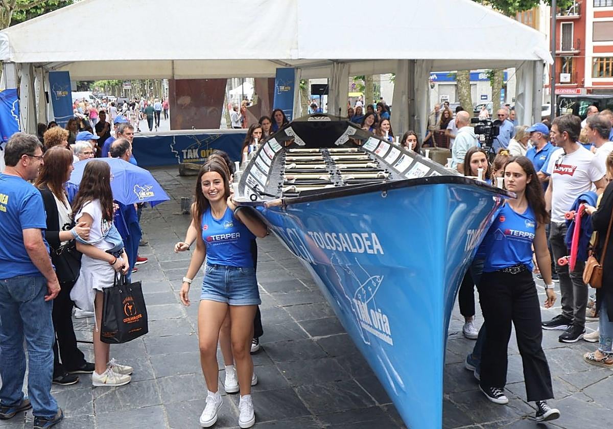 La plantilla de Tolosaldea el pasado mes de mayo, el día de la presentación de la trainera.