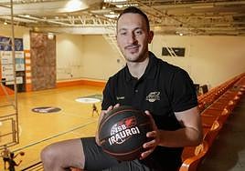 Ibon Guridi muestra un balón del club, sentado este martes en el graderío del polideportivo de Azpeitia donde juega el Juaristi.