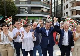 Andoni Ortuzar, Aitor Esteban e Iñigo Urkullu, este martes en el mitin de Algorta.