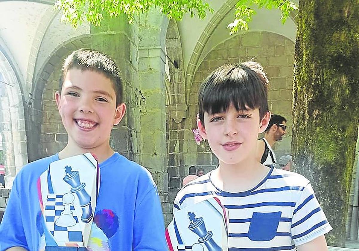 Los dos jóvenes hernaniarras con sus trofeos.