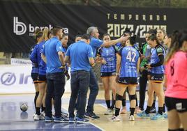 Imanol Álvarez da instrucciones a sus jugadoras