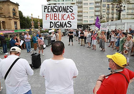 Manifestación de pensionistas en Alderdi Eder.