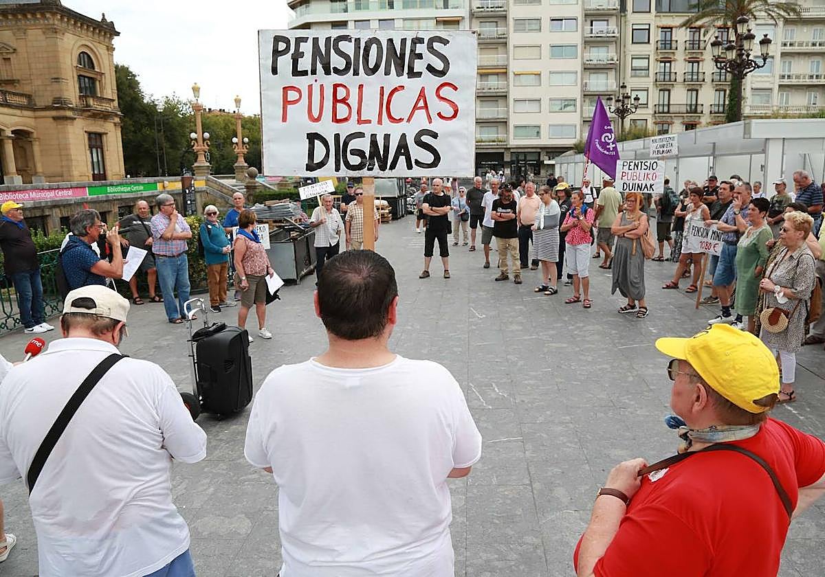 Manifestación de pensionistas en Alderdi Eder.