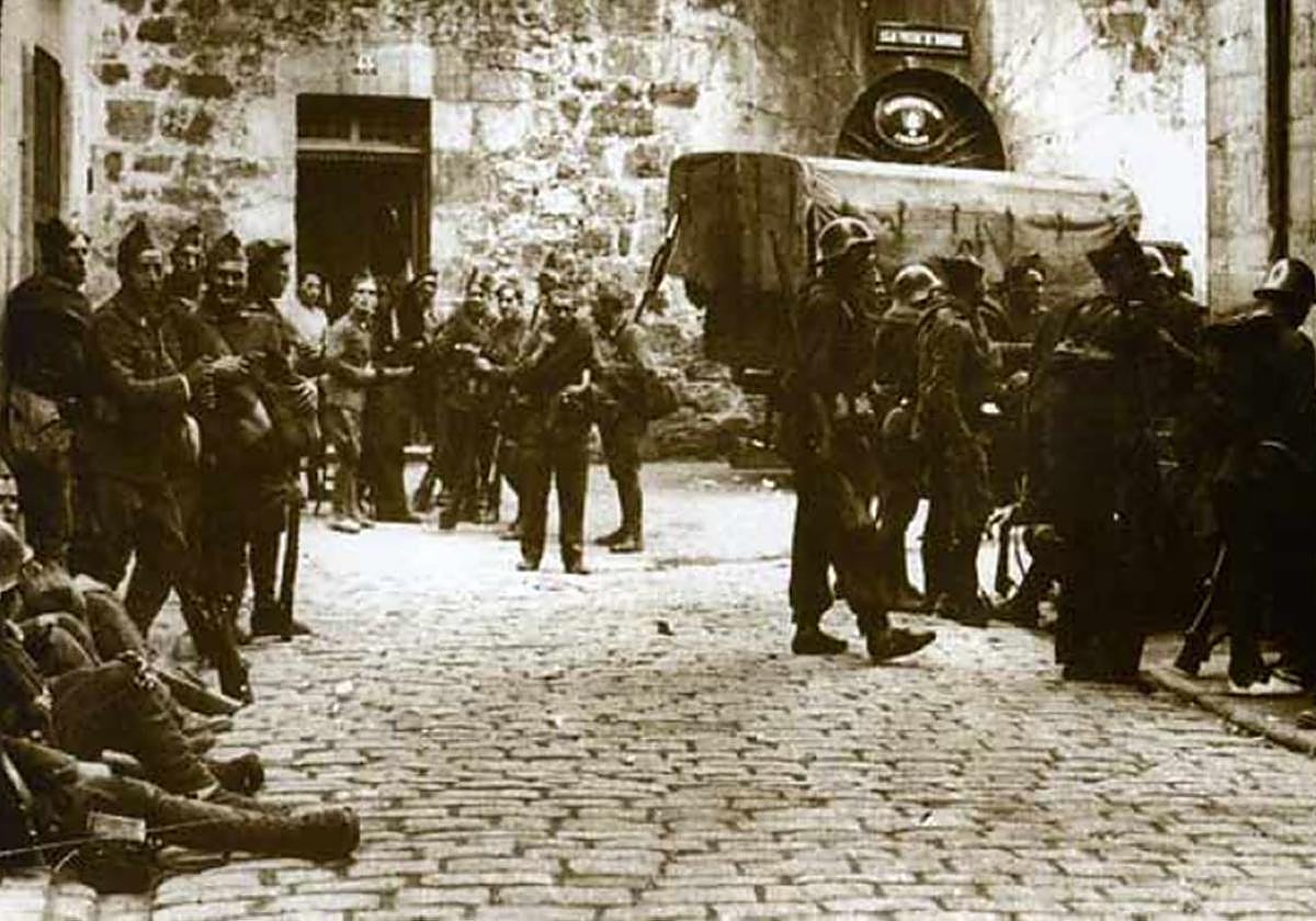 Soldados franquistas descansan en Errosario kalea el 21 de septiembre de 1936.