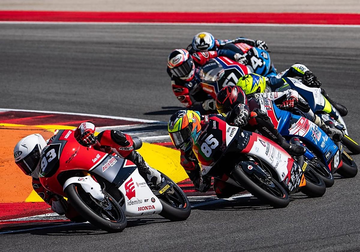 Zurutuza, con el 85 en el carenado, traza una curva en una prueba de esta temporada.