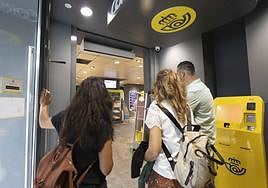 Solicitantes del voto por correo esperando su turno para finalizar el trámite.