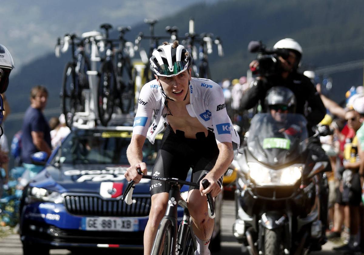 Tadej Pogacar, pálido en uno de los momentos de la etapa reina del Tour de este miércoles.