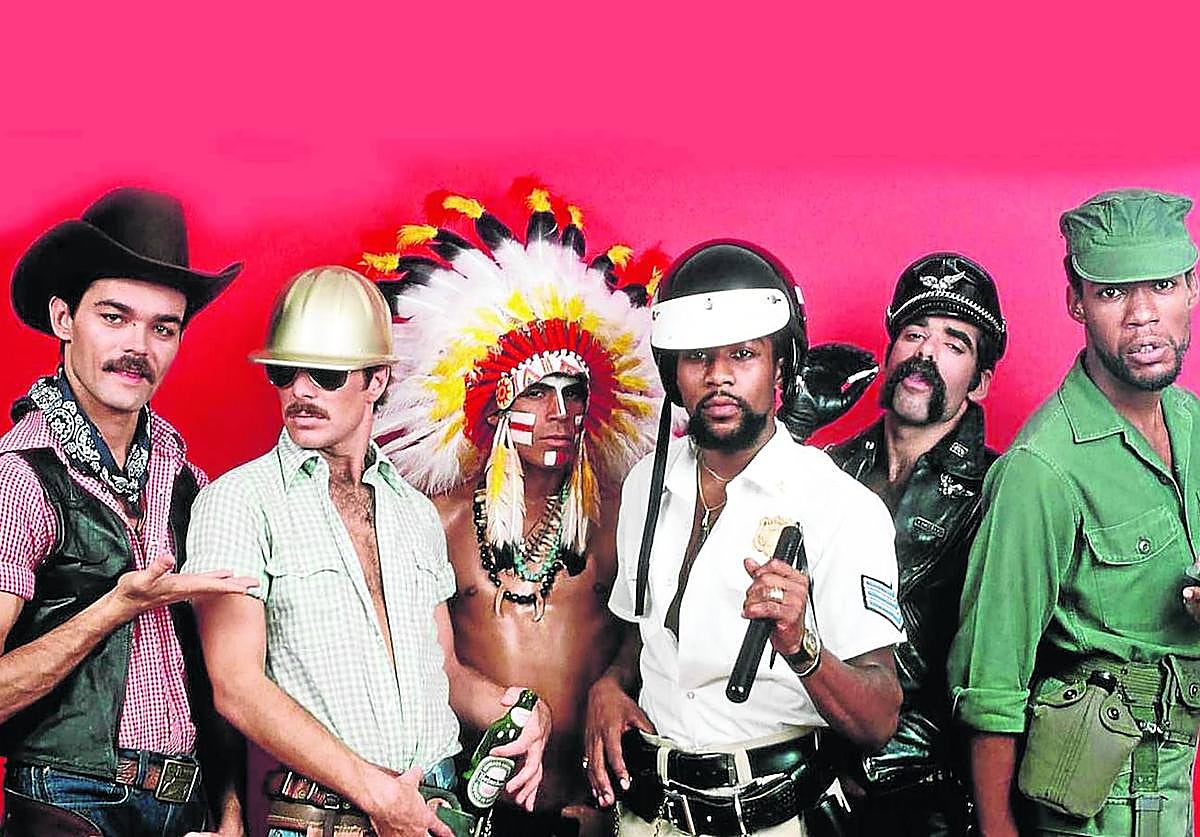 Imagen de la banda con sus miembros originales. De izquierda a derecha: Randy Jones (cowboy), David Hodo (obrero), Felipe Rose (indio), Victor Willis (policía),Glenn Hughes (motero) y Alex Briley (militar).