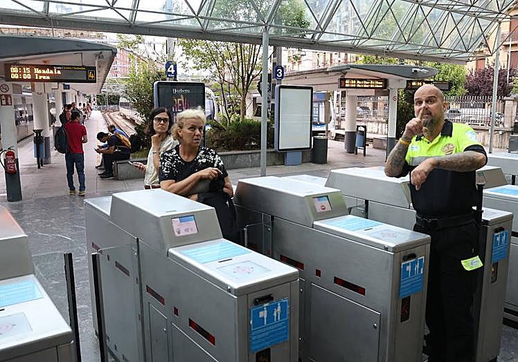 Imagen principal - Arriba, una afectada pregunta por los horarios al personal de seguridad. Abajo, María y Guillermo, dos de los afectados.