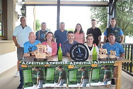 Sagardo eta gazta lehiaketen antolatzaileak Elosiagako Añota sagardotegian egindako aurkezpenean.