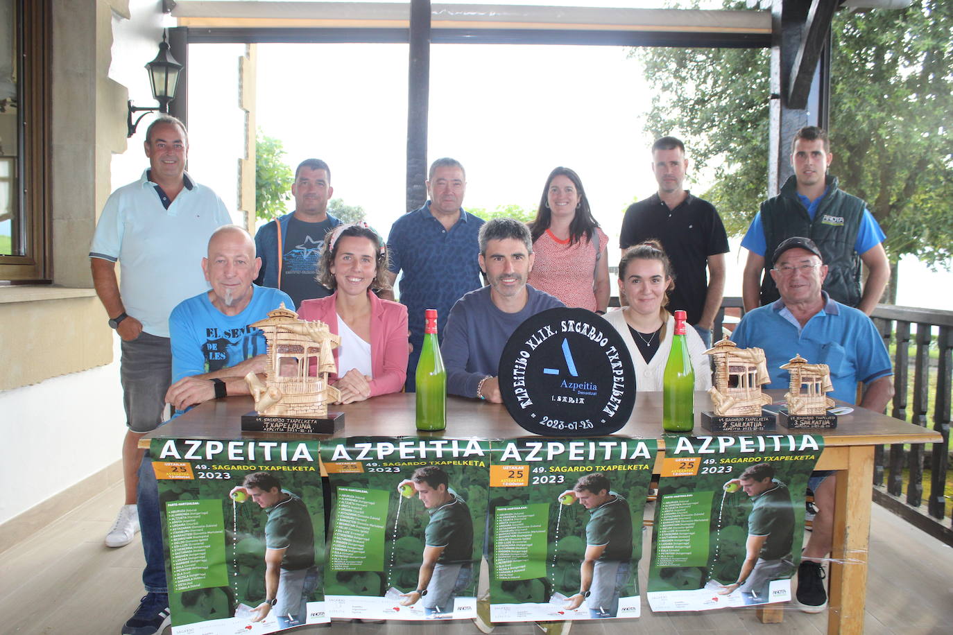 Sagardo eta gazta lehiaketen antolatzaileak Elosiagako Añota sagardotegian egindako aurkezpenean.