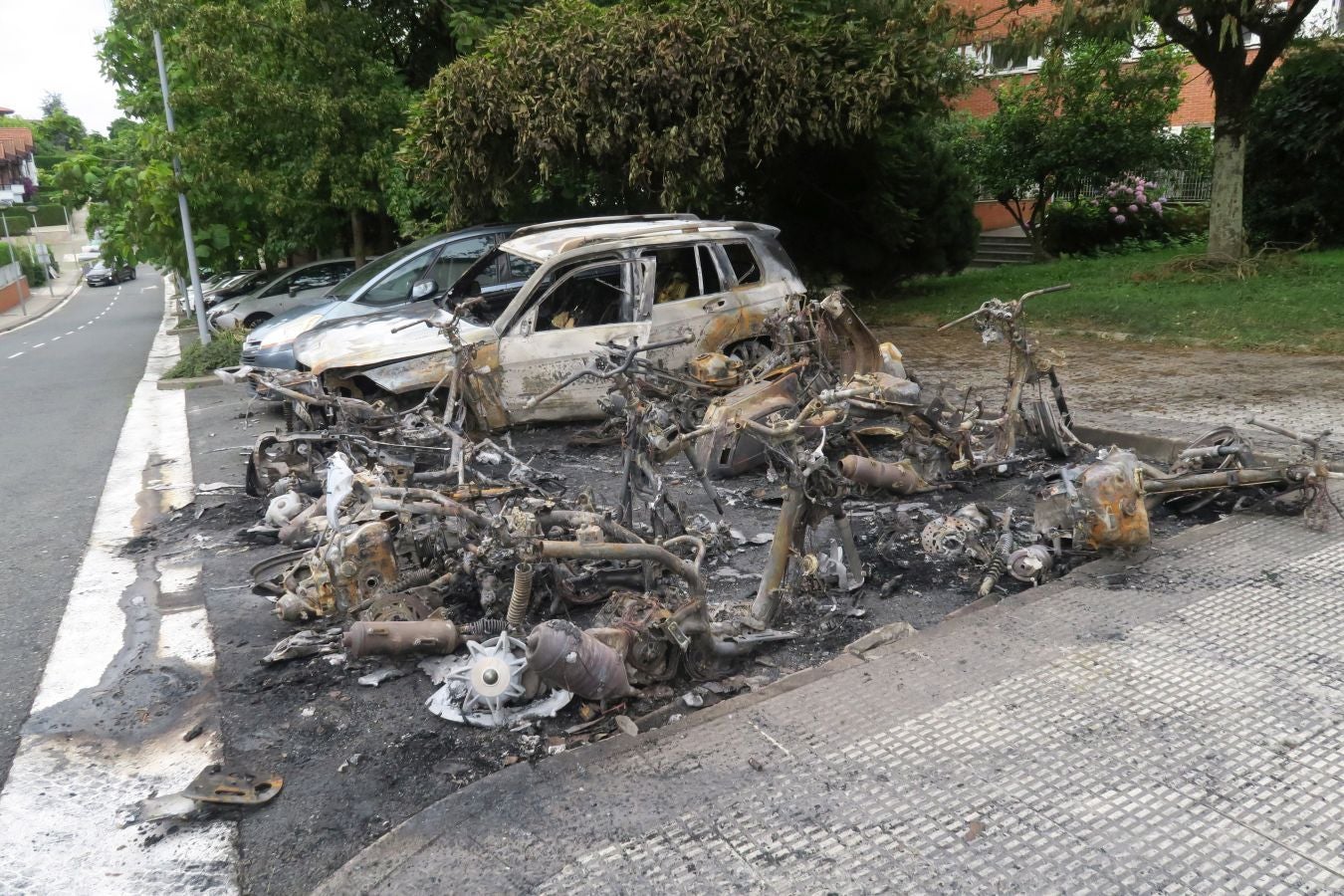 Nueve motos y un coche calcinados en San Sebastián