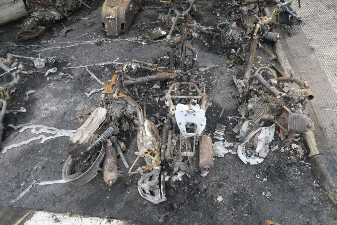 Nueve motos y un coche calcinados en San Sebastián