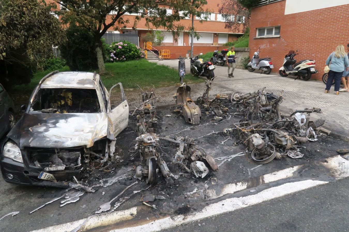 Nueve motos y un coche calcinados en San Sebastián